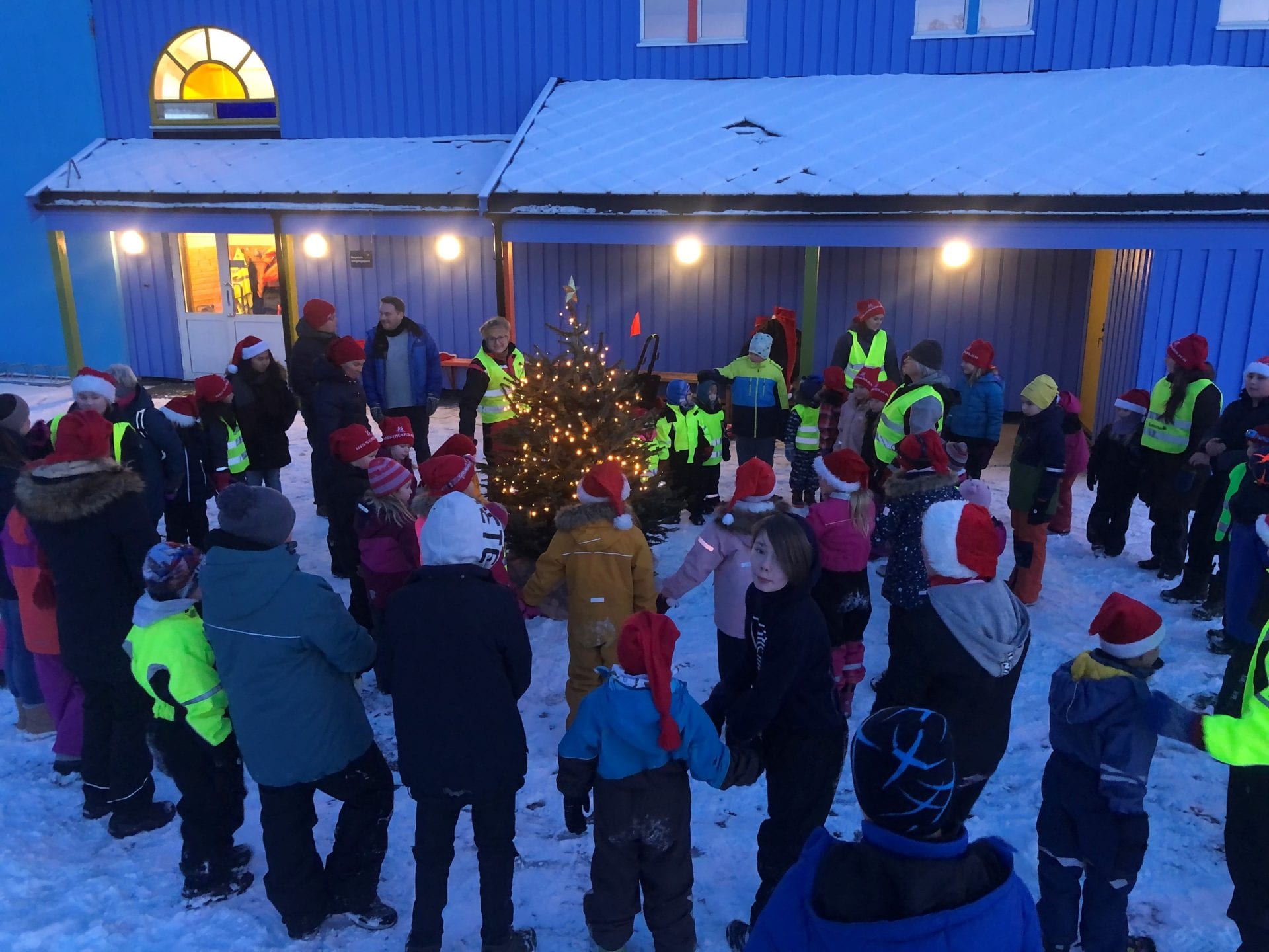 julegrantenning-og-nissemarsj-jennestad-montessoriskole
